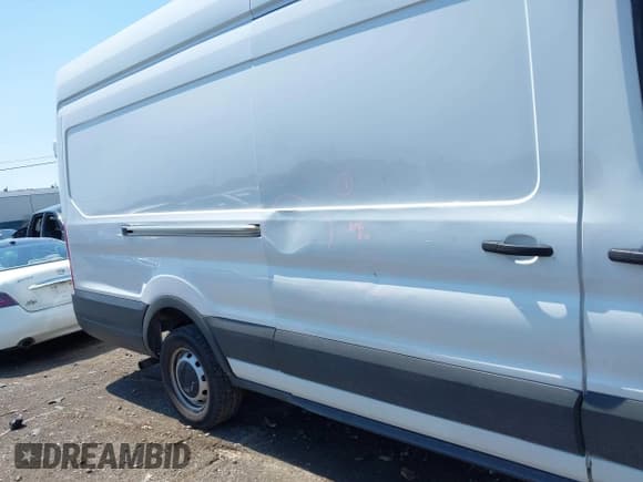 ✅ 2023 Ford Transit Cargo • VIN: 1FTBR3X82PKB46510 • Lot: 42649392. Wystawiony na IAAI z przebiegiem 55 265 mil. Bezpłatny archiwum sprzedaży aukcyjnych z USA i szczegółowy raport historii pojazdu na DreamBid. Zdjęcie 6.