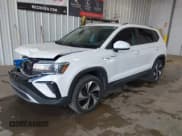 ✅ 2024 Volkswagen Taos SE • VIN: 3VVVX7B24RM017498 • Лот: 43007388. Опубликован ранее на IAAI с пробегом 17 682 миль. Бесплатный доступ к архиву аукционных продаж из США и подробный отчёт об истории автомобиля на DreamBid. Изображение 17.