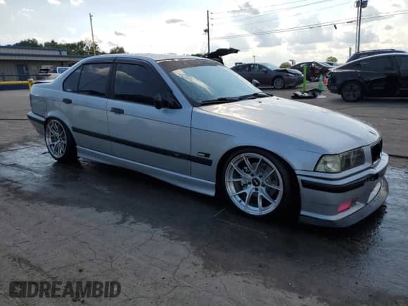 1996 BMW 3 Series z VIN WBACD3327TAV16674, wystawiony jako Copart lot #67942865 z przebiegiem 261 991 mil mil oraz Szkoda całkowita • Salvage title. Historia ofert i sprzedaży dostępna na DreamBid. Obrazek 4.