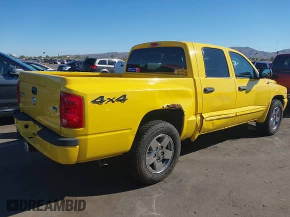 2006 Dodge Dakota SLT z VIN 1D7HW48J46S584508, wystawiony jako IAAI lot #40732421 z przebiegiem 148 957 mil mil oraz . Historia ofert i sprzedaży dostępna na DreamBid. Obrazek 6.
