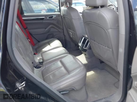 ✅ 2011 Porsche Cayenne S Hybrid • VIN: WP1AE2A22BLA93511 • Lot: 41803764. Wystawiony na IAAI z przebiegiem 116 712 mil. Bezpłatny archiwum sprzedaży aukcyjnych z USA i szczegółowy raport historii pojazdu na DreamBid. Zdjęcie 8.