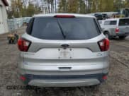 ✅ 2019 Ford Escape SE • VIN: 1FMCU9GDXKUB90699 • Lot: 82329515. Wystawiony na Copart z przebiegiem 93 094 mil. Bezpłatny archiwum sprzedaży aukcyjnych z USA i szczegółowy raport historii pojazdu na DreamBid. Zdjęcie 6.