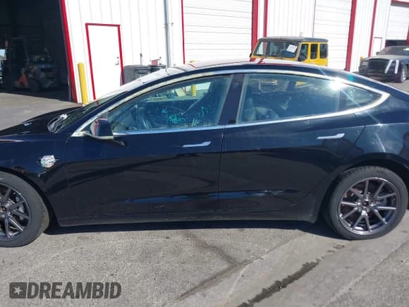 ✅ 2018 Tesla Model 3 Long Range Battery • VIN: 5YJ3E1EB5JF127862 • Lot: 42866317. Listed on IAAI with 35,786 mi. Free auction sales archive from the USA and detailed vehicle history report at DreamBid. Image 14.