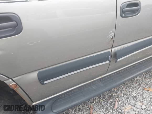 2002 Chevrolet Tahoe LT z VIN 1GNEK13Z42J104544, wystawiony jako IAAI lot #43581686 z przebiegiem 138 122 mil mil oraz . Historia ofert i sprzedaży dostępna na DreamBid. Obrazek 6.