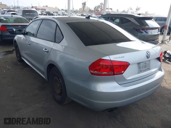 ✅ 2015 Volkswagen Passat Limited Edition • VIN: 1VWAT7A34FC077021 • Lot: 42090573. Wystawiony na IAAI z przebiegiem 230 465 mil. Bezpłatny archiwum sprzedaży aukcyjnych z USA i szczegółowy raport historii pojazdu na DreamBid. Zdjęcie 3.