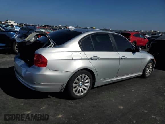 ✅ 2009 BMW 3 Series 328i • VIN: WBAPH53579A438322 • Lot: 82707925. Listed on Copart with 161,688 mi. Free auction sales archive from the USA and detailed vehicle history report at DreamBid. Image 3.