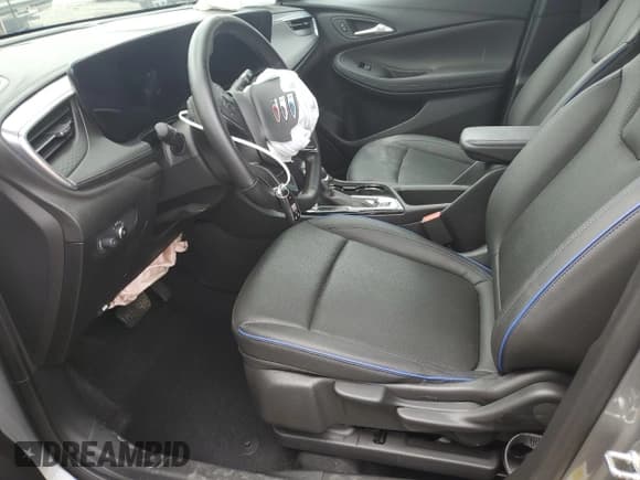 ✅ 2025 Buick Encore GX Sport Touring • VIN: KL4AMDSL4SB039277 • Lot: 81045775. Wystawiony na Copart z przebiegiem 16 549 mil. Bezpłatny archiwum sprzedaży aukcyjnych z USA i szczegółowy raport historii pojazdu na DreamBid. Zdjęcie 7.