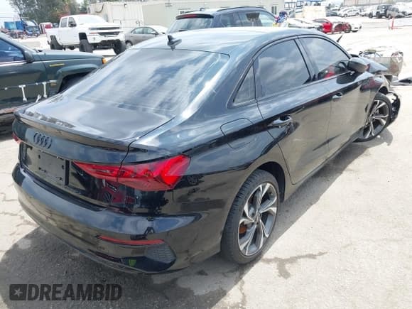 ✅ 2023 Audi A3 Premium Plus • VIN: WAUBUDGY9PA036562 • Lot: 42120798. Wystawiony na IAAI z przebiegiem 30 977 mil. Bezpłatny archiwum sprzedaży aukcyjnych z USA i szczegółowy raport historii pojazdu na DreamBid. Zdjęcie 4.