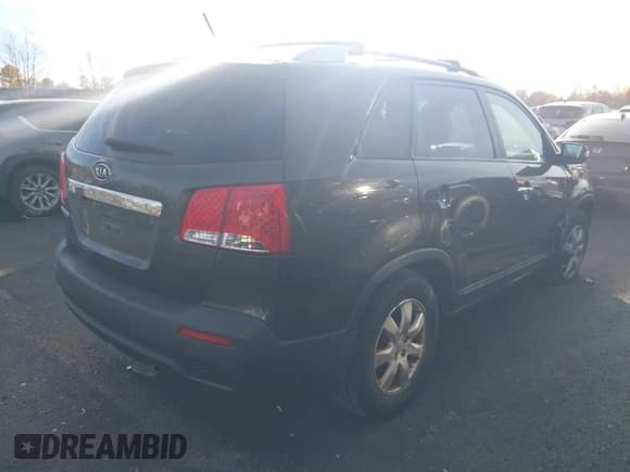 ✅ 2011 Kia Sorento LX • VIN: 5XYKTCA12BG096445 • Lot: 43609172. Wystawiony na IAAI z przebiegiem 142 819 mil. Bezpłatny archiwum sprzedaży aukcyjnych z USA i szczegółowy raport historii pojazdu na DreamBid. Zdjęcie 4.