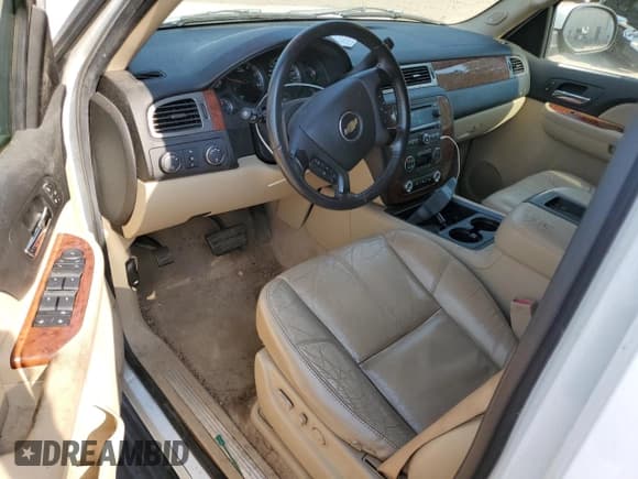 ✅ 2007 Chevrolet Suburban LT • VIN: 1GNFK16327J314174 • Lot: 75510724. Wystawiony na Copart z przebiegiem 238 415 mil. Bezpłatny archiwum sprzedaży aukcyjnych z USA i szczegółowy raport historii pojazdu na DreamBid. Zdjęcie 8.