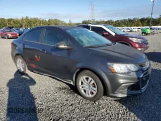 2018 Chevrolet Sonic LS z VIN 1G1JB5SH1J4102764, wystawiony jako Copart lot #76203814 z przebiegiem 29 079 mil mil oraz Nie do naprawy • Non repairable. Historia ofert i sprzedaży dostępna na DreamBid. Obrazek 4.