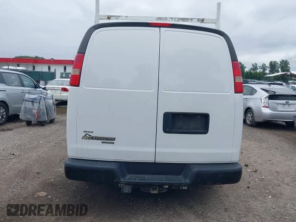 ✅ 2013 Chevrolet Express Cargo • VIN: 1GCSGAFX7D1182990 • Lot: 42900917. Wystawiony na IAAI z przebiegiem 200 639 mil. Bezpłatny archiwum sprzedaży aukcyjnych z USA i szczegółowy raport historii pojazdu na DreamBid. Zdjęcie 16.