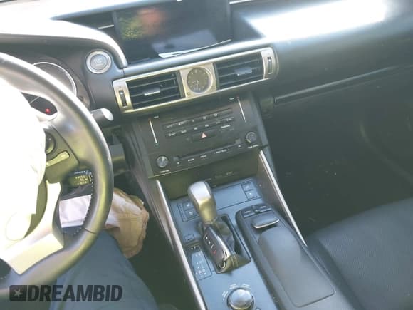 ✅ 2014 Lexus IS 250 • VIN: JTHBF1D20E5028768 • Lot: 43759871. Wystawiony na IAAI z przebiegiem 142 025 mil. Bezpłatny archiwum sprzedaży aukcyjnych z USA i szczegółowy raport historii pojazdu na DreamBid. Zdjęcie 11.