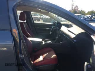 ✅ 2023 Mazda 3 S Carbon Edition • VIN: 3MZBPBCM6PM365074 • Lot: 43650129. Wystawiony na IAAI z przebiegiem 30 688 mil. Bezpłatny archiwum sprzedaży aukcyjnych z USA i szczegółowy raport historii pojazdu na DreamBid. Zdjęcie 5.