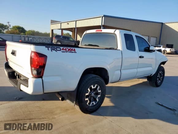 ✅ 2018 Toyota Tacoma SR • VIN: 5TFSX5EN9JX062897 • Lot: 70938605. Wystawiony na Copart z przebiegiem 73 189 mil. Bezpłatny archiwum sprzedaży aukcyjnych z USA i szczegółowy raport historii pojazdu na DreamBid. Zdjęcie 3.