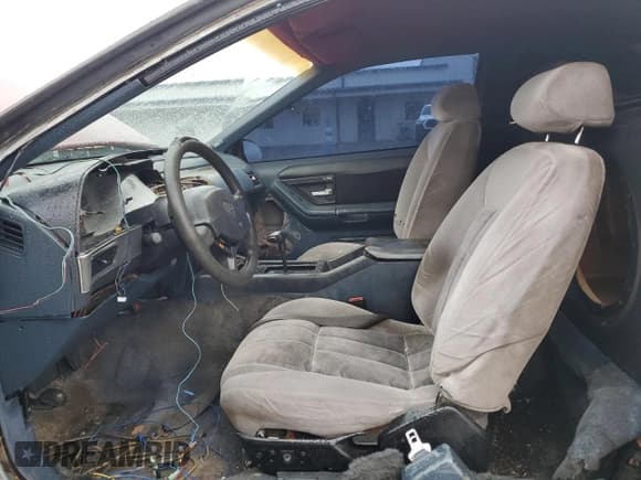 ✅ 1990 Ford Thunderbird • VIN: 1FAPP6046LH182637 • Lot: 82300484. Wystawiony na Copart z przebiegiem 149 365 mil. Bezpłatny archiwum sprzedaży aukcyjnych z USA i szczegółowy raport historii pojazdu na DreamBid. Zdjęcie 7.