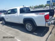 ✅ 2017 Toyota Tacoma SR5 • VIN: 3TMDZ5BN5HM021139 • Lot: 42555465. Wystawiony na IAAI z przebiegiem 139 782 mil. Bezpłatny archiwum sprzedaży aukcyjnych z USA i szczegółowy raport historii pojazdu na DreamBid. Zdjęcie 3.