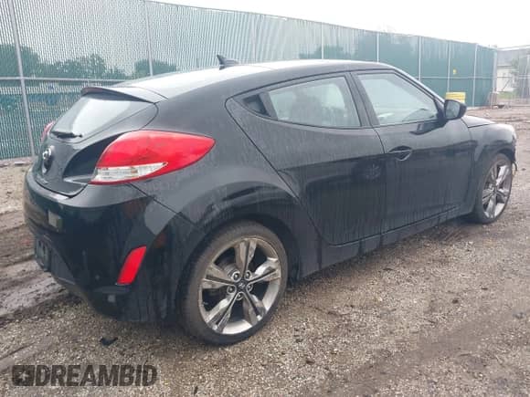 2016 Hyundai Veloster z VIN KMHTC6ADXGU286012, wystawiony jako IAAI lot #43387149 z przebiegiem 141 430 mil mil oraz . Historia ofert i sprzedaży dostępna na DreamBid. Obrazek 4.