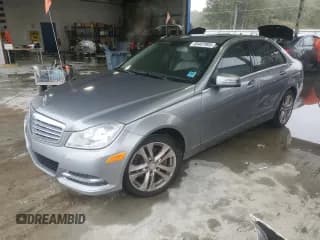 ✅ 2013 Mercedes-Benz C 250 Sport • VIN: WDDGF4HB4DG104052 • Lot: 85407905. Wystawiony na Copart z przebiegiem 133 077 mil. Bezpłatny archiwum sprzedaży aukcyjnych z USA i szczegółowy raport historii pojazdu na DreamBid. Zdjęcie 1.