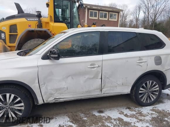 2020 Mitsubishi Outlander ES with VIN JA4AZ3A37LZ008157, listed as a IAAI auction lot 41110526 with 70,152 mi miles and . Bid and sale history available at DreamBid. Image 6.