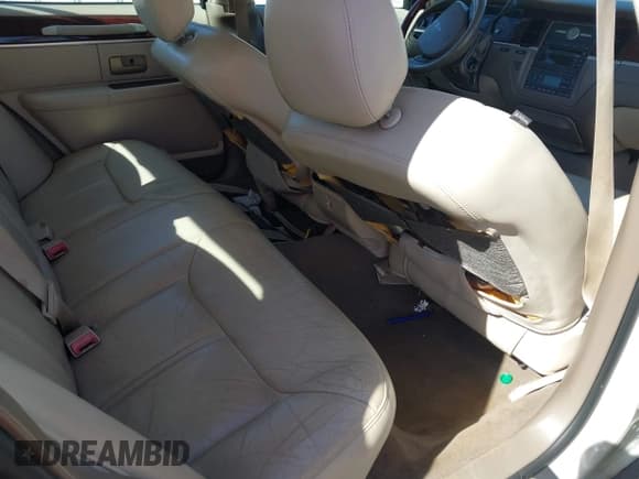 ✅ 2005 Lincoln Town Car Signature Limited • VIN: 1LNHM82W15Y636566 • Lot: 43601805. Listed on IAAI with 196,698 mi. Free auction sales archive from the USA and detailed vehicle history report at DreamBid. Image 8.