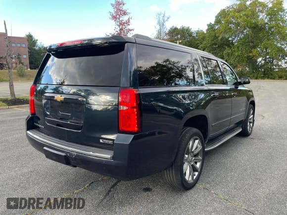 ✅ 2017 Chevrolet Suburban Premier • VIN: 1GNSKJKCXHR240591 • Lot: 91875275. Wystawiony na Copart z przebiegiem 305 907 mil. Bezpłatny archiwum sprzedaży aukcyjnych z USA i szczegółowy raport historii pojazdu na DreamBid. Zdjęcie 4.