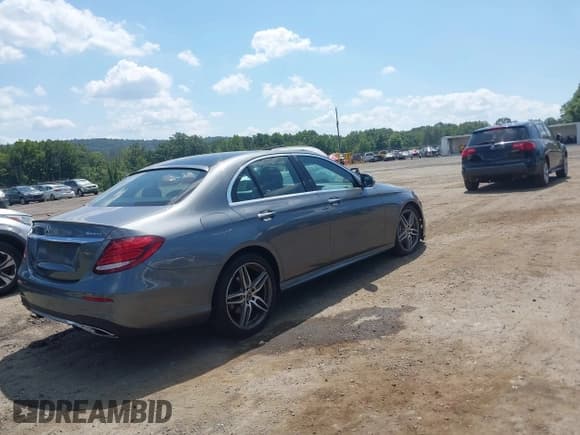 ✅ 2019 Mercedes-Benz E 300 • VIN: WDDZF4KB0KA598346 • Lot: 42905146. Listed on IAAI with 69,876 mi. Free auction sales archive from the USA and detailed vehicle history report at DreamBid. Image 4.