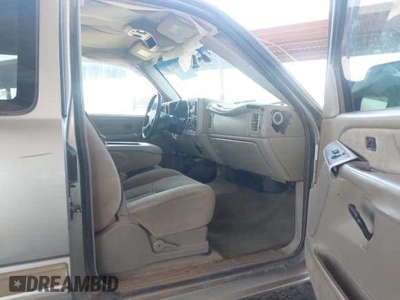 ✅ 2003 Chevrolet Silverado 2500HD LS • VIN: 1GCHC29U13E353706 • Lot: 42398034. Wystawiony na IAAI z przebiegiem 205 065 mil. Bezpłatny archiwum sprzedaży aukcyjnych z USA i szczegółowy raport historii pojazdu na DreamBid. Zdjęcie 5.