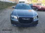 ✅ 2017 Chrysler 300 S • VIN: 2C3CCAGGXHH553263 • Lot: 90668805. Wystawiony na Copart z przebiegiem 93 985 mil. Bezpłatny archiwum sprzedaży aukcyjnych z USA i szczegółowy raport historii pojazdu na DreamBid. Zdjęcie 5.