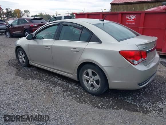 2013 Chevrolet Cruze 1LT z VIN 1G1PC5SBXD7323835, wystawiony jako IAAI lot #43201906 z przebiegiem 102 577 mil mil oraz . Historia ofert i sprzedaży dostępna na DreamBid. Obrazek 3.