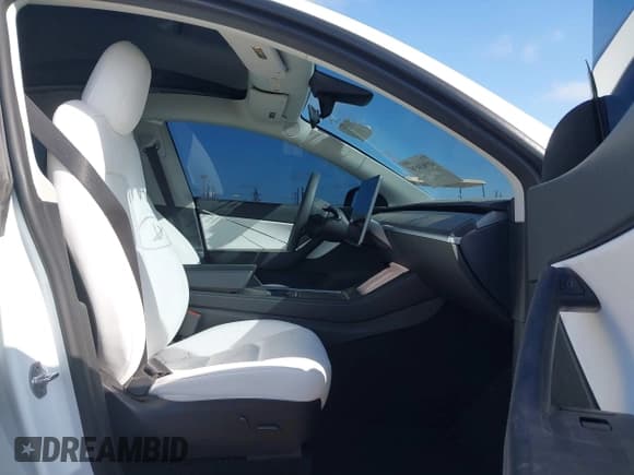 ✅ 2022 Tesla Model Y Performance • VIN: 7SAYGDEF5NF484634 • Lot: 41963038. Wystawiony na IAAI z przebiegiem 31 360 mil. Bezpłatny archiwum sprzedaży aukcyjnych z USA i szczegółowy raport historii pojazdu na DreamBid. Zdjęcie 5.