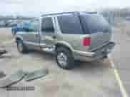 1999 Chevrolet Blazer LT z VIN 1GNDT13W3X2250496, wystawiony jako IAAI lot #42001807 z przebiegiem 210 193 mil mil oraz . Historia ofert i sprzedaży dostępna na DreamBid. Obrazek 3.