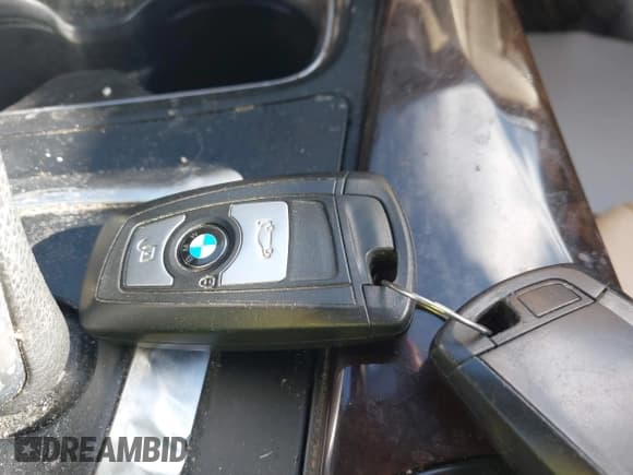 ✅ 2015 BMW 3 Series 328i xDrive • VIN: WBA3B5G56FNS14036 • Lot: 43923064. Wystawiony na IAAI z przebiegiem 153 059 mil. Bezpłatny archiwum sprzedaży aukcyjnych z USA i szczegółowy raport historii pojazdu na DreamBid. Zdjęcie 11.