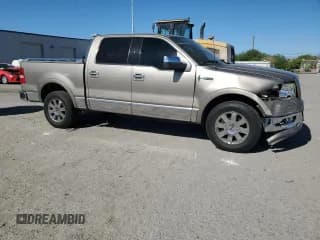 ✅ 2006 Lincoln Mark LT • VIN: 5LTPW16516FJ07633 • Lot: 67848524. Wystawiony na Copart z przebiegiem 120 008 mil. Bezpłatny archiwum sprzedaży aukcyjnych z USA i szczegółowy raport historii pojazdu na DreamBid. Zdjęcie 4.