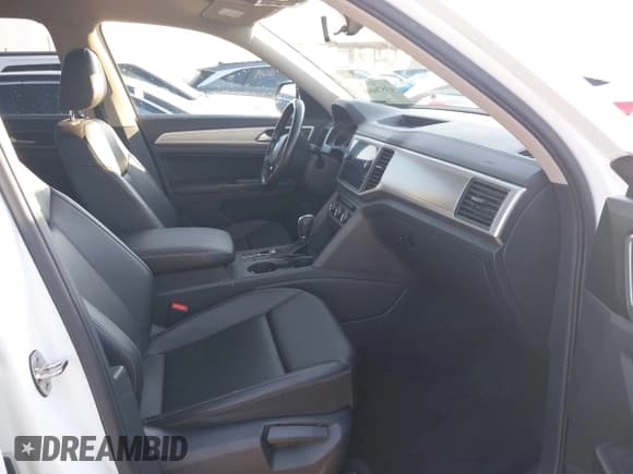 ✅ 2018 Volkswagen Atlas SE • VIN: 1V2CR2CA2JC534117 • Lot: 43576040. Wystawiony na IAAI z przebiegiem 102 333 mil. Bezpłatny archiwum sprzedaży aukcyjnych z USA i szczegółowy raport historii pojazdu na DreamBid. Zdjęcie 5.