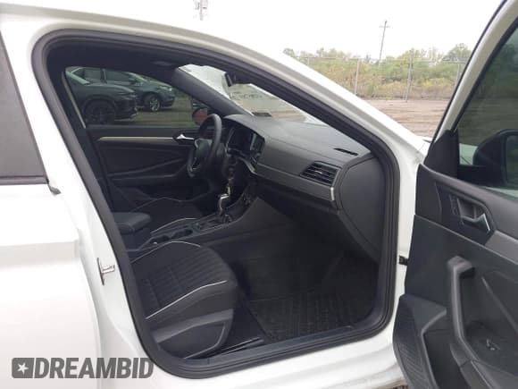 ✅ 2024 Volkswagen Jetta Sport • VIN: 3VWBM7BU6RM085150 • Лот: 43285753. Опубликован ранее на IAAI с пробегом 2 638 миль. Бесплатный доступ к архиву аукционных продаж из США и подробный отчёт об истории автомобиля на DreamBid. Изображение 5.