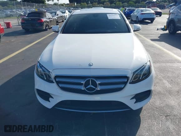 ✅ 2017 Mercedes-Benz E 300 Luxury • VIN: WDDZF4JB6HA121303 • Lot: 43544111. Wystawiony na IAAI z przebiegiem Nie podano. Bezpłatny archiwum sprzedaży aukcyjnych z USA i szczegółowy raport historii pojazdu na DreamBid. Zdjęcie 6.