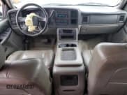 ✅ 2003 Chevrolet Suburban LT • VIN: 1GNFK16Z63J268766 • Lot: 54192505. Wystawiony na Copart z przebiegiem 236 968 mil. Bezpłatny archiwum sprzedaży aukcyjnych z USA i szczegółowy raport historii pojazdu na DreamBid. Zdjęcie 8.