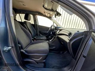 ✅ 2020 Chevrolet Trax LS • VIN: 3GNCJKSB0LL263642 • Лот: 94601195. Опубликован ранее на Copart с пробегом 242 522 миль. Бесплатный доступ к архиву аукционных продаж из США и подробный отчёт об истории автомобиля на DreamBid. Изображение 5.