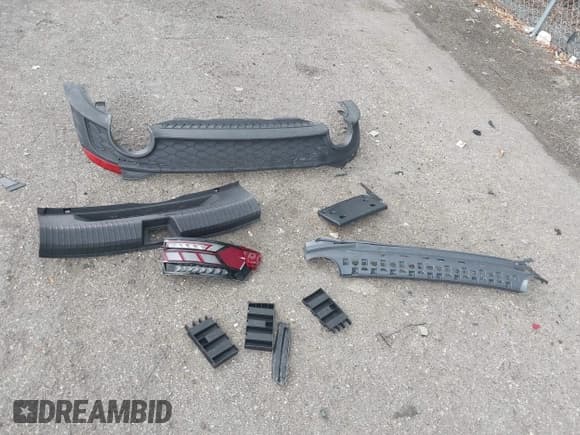 ✅ 2024 Volkswagen Jetta 40th Anniversary Edition • VIN: 3VW9T7BU7RM003590 • Lot: 42181046. Wystawiony na IAAI z przebiegiem 20 777 mil. Bezpłatny archiwum sprzedaży aukcyjnych z USA i szczegółowy raport historii pojazdu na DreamBid. Zdjęcie 12.