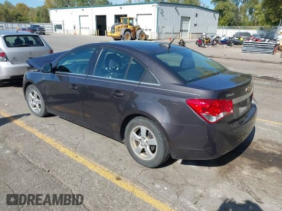 2015 Chevrolet Cruze LT z VIN 1G1PC5SB7F7152903, wystawiony jako IAAI lot #43446918 z przebiegiem 116 162 mil mil oraz . Historia ofert i sprzedaży dostępna na DreamBid. Obrazek 3.