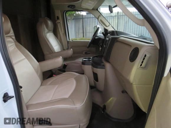 ✅ 2019 Ford Econoline Commercial • VIN: 1FDXE4FS4KDC17963 • Lot: 80320614. Wystawiony na Copart z przebiegiem 13 553 mil. Bezpłatny archiwum sprzedaży aukcyjnych z USA i szczegółowy raport historii pojazdu na DreamBid. Zdjęcie 5.