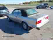 1989 BMW 3 Series z VIN WBABB1309K8275291, wystawiony jako IAAI lot #43598416 z przebiegiem 184 412 mil mil oraz . Historia ofert i sprzedaży dostępna na DreamBid. Obrazek 3.