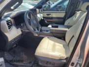 ✅ 2022 Toyota Tundra 1794 Edition Hybrid • VIN: 5TFMC5AB3NX001163 • Lot: 69712164. Wystawiony na Copart z przebiegiem 27 344 mil. Bezpłatny archiwum sprzedaży aukcyjnych z USA i szczegółowy raport historii pojazdu na DreamBid. Zdjęcie 7.