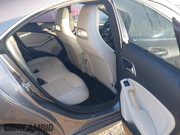 ✅ 2016 Mercedes-Benz CLA 250 • VIN: WDDSJ4EB8GN328051 • Lot: 43918493. Wystawiony na IAAI z przebiegiem 72 499 mil. Bezpłatny archiwum sprzedaży aukcyjnych z USA i szczegółowy raport historii pojazdu na DreamBid. Zdjęcie 8.