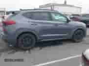 2019 Hyundai Tucson SEL z VIN KM8J33AL4KU973184, wystawiony jako IAAI lot #42659634 z przebiegiem 91 838 mil mil oraz . Historia ofert i sprzedaży dostępna na DreamBid. Obrazek 14.