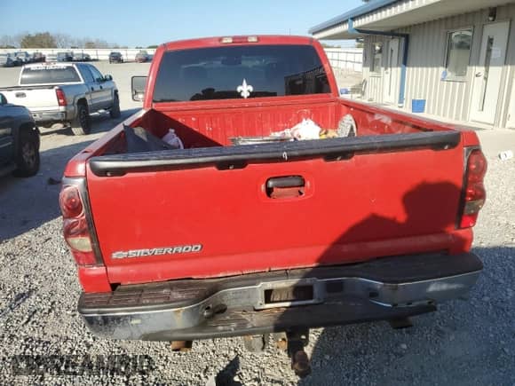 ✅ 2006 Chevrolet Silverado 1500 LS • VIN: 2GCEK19B961274448 • Lot: 77346764. Wystawiony na Copart z przebiegiem 343 618 mil mil. Skorzystaj z bezpłatnego archiwum sprzedaży aukcyjnych z USA i zobacz szczegółowy raport historii pojazdu na DreamBid. Zdjęcie 6.
