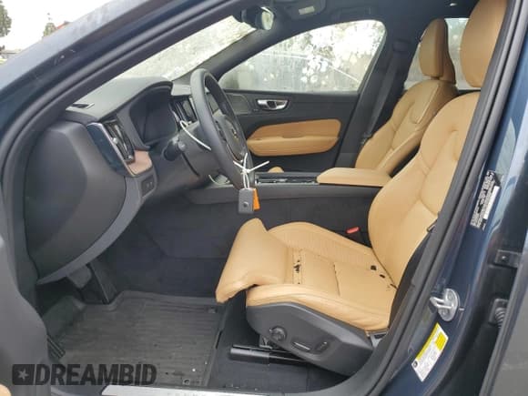 ✅ 2025 Volvo XC60 Ultra • VIN: YV4H60RM9S1121112 • Lot: 53496685. Wystawiony na Copart z przebiegiem 3 822 mil. Bezpłatny archiwum sprzedaży aukcyjnych z USA i szczegółowy raport historii pojazdu na DreamBid. Zdjęcie 7.