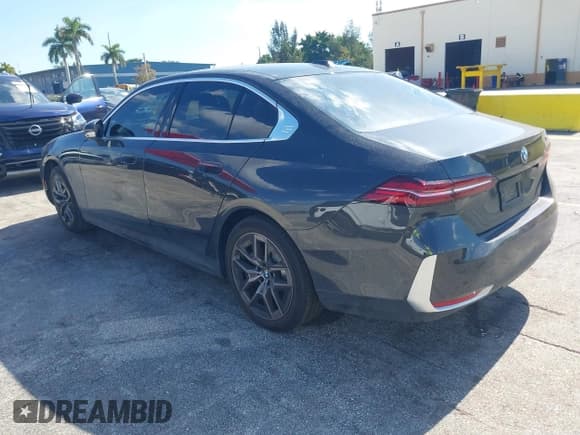 ✅ 2026 BMW 5 Series 530i • VIN: WBA43FJ04TCV59416 • Лот: 43717851. Опубликован ранее на IAAI с пробегом 6 711 миль. Бесплатный доступ к архиву аукционных продаж из США и подробный отчёт об истории автомобиля на DreamBid. Изображение 3.