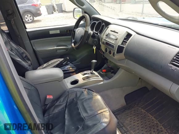 ✅ 2005 Toyota Tacoma PreRunner • VIN: 5TEJU62NX5Z040582 • Lot: 42397231. Listed on IAAI with 246,942 mi. Free auction sales archive from the USA and detailed vehicle history report at DreamBid. Image 5.